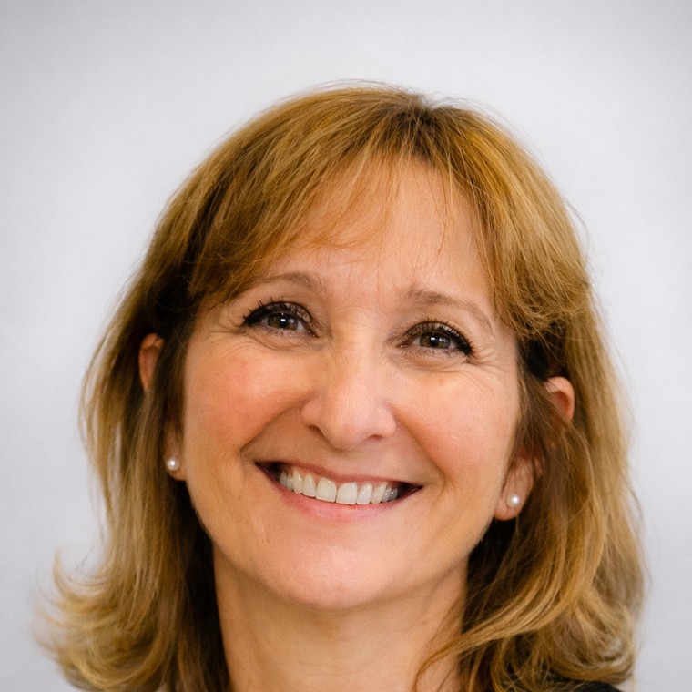 Portrait souriant d'Anne Salamon